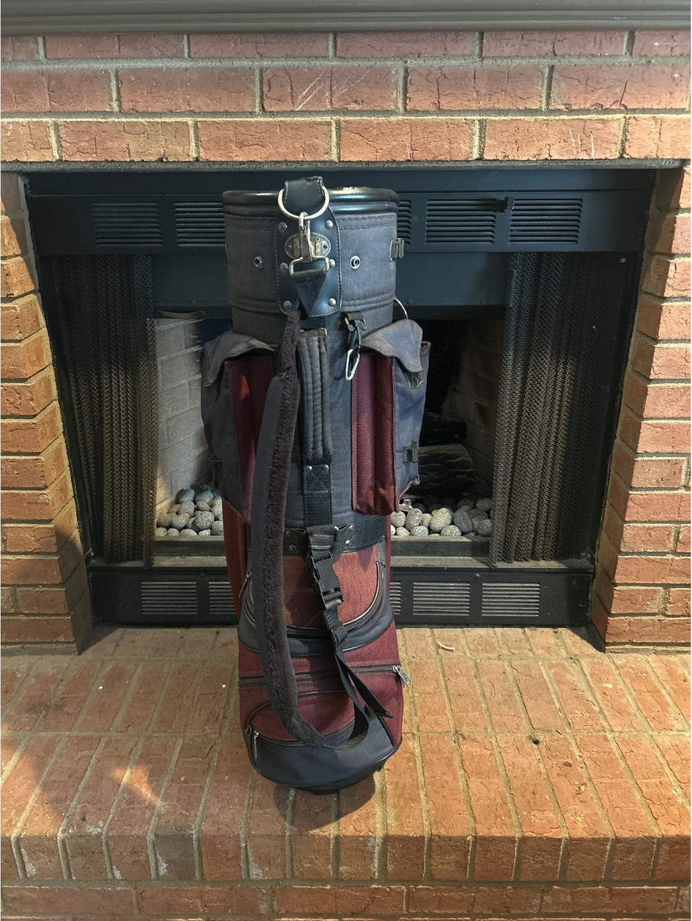 RJ Vintage Golf Bag in Black and Burgundy - Picture 4 of 8